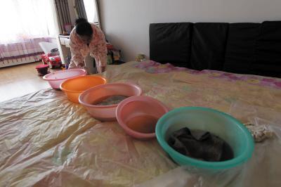 东源楼上漏水，住户失联，小区没物管，业主维权难！律师来支招……